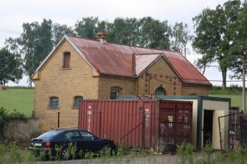 Bývalá vrátnice v jihozápadní části hřbitova, dnes provozní budova firmy ( © Ivan Grisa 07/2011)