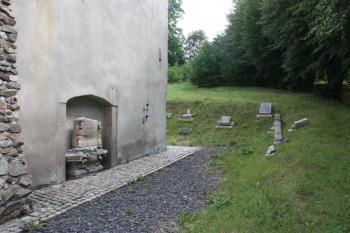 Zbytky náhrobků bývalého luterského hřbitova u paty věže ( © Ivan Grisa 07/2011)