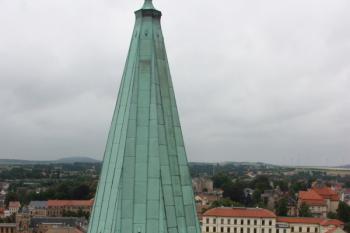 Horní část severní věže z vyhlídkové plošiny jižní věže ( © Ivan Grisa 07/2011)