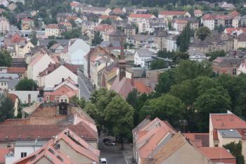 Pohled z vyhlídkové plošiny jižní věže Jánského kostela na Webergasse (Tkalcovskou ulici) se stejnojmenným kostelem (uprostřed) ( © Ivan Grisa 07/2011)