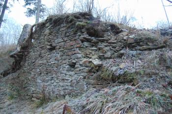 Západní stěna první bránské věže, kterou se procházelo na západní úbočí (© Dušan Dohňanský 01/2021)
