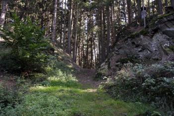 Vyústění příkopu na současnou (a snad i původní) přístupovou cestu ( © Iva Spurná 26.9.2009)