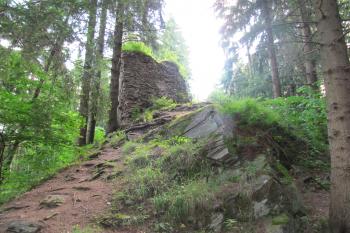 zbytek věže od hradního příkopu (© Rodochrozit, 06/2010)