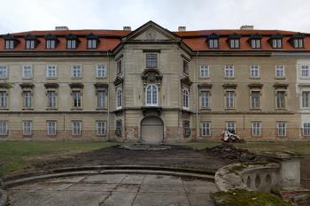 západní průčelí stále čeká na obnovu fasády (© Pavel Zany Komárek 14. 9. 2012)