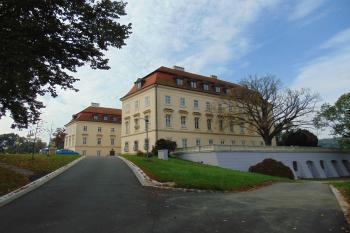 Současný pohled od příjezdové cesty na sv. (© Dušan Dohňanský 10/2020)