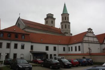 Severní (dvorní) průčelí, v pozadí Jánský kostel ( © Ivan Grisa 07/2011)
