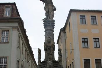 Rolandova kašna od východu ( © Ivan Grisa 07/2011)