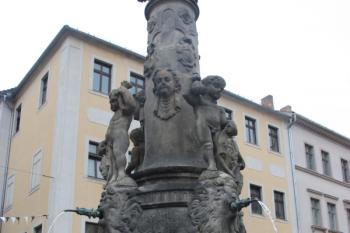 Bohatě zdobená střední část sloupu ( © Ivan Grisa 07/2011)