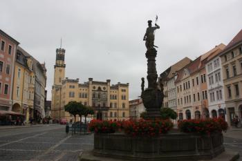 Kašna od západu, v pozadí radnice ( © Ivan Grisa 07/2011)