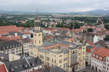 Radnice z vyhlídkové plošiny jižní věže Jánského kostela ( © Ivan Grisa 07/2011)