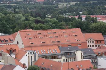 Mohutnost solnice vynikne i při pohledu z vyhlídkové plošiny jižní věže Jánského kostela ( © Ivan Grisa 07/2011)