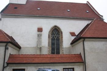 Jižní stěna lodi ze dvora někdejšího špitálu ( © Ivan Grisa 07/2011)