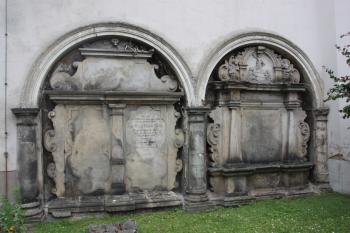 Barokní náhrobky v západním průčelí ( © Ivan Grisa 07/2011)