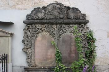 Barokní náhrobek u zdi presbytáře ( © Ivan Grisa 07/2011)