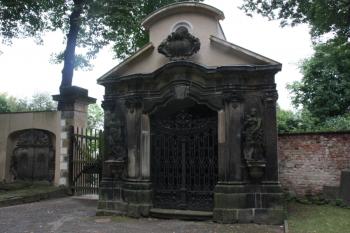 Barokní hrobka a jižní brána hřbitova ( © Ivan Grisa 07/2011)