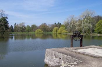 Čechy pod Kosířem - větší rybník v parku (© Ivo Rozehnal, 04/2010)