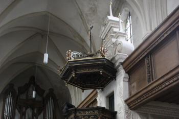 Hlavní loď s kazatelnou od vítězného oblouku ( © Ivan Grisa 07/2011)