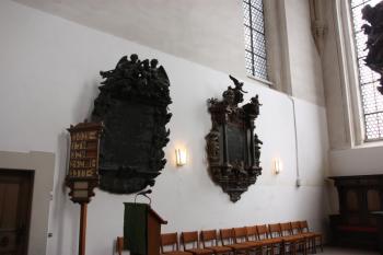 Barokní závěsné epitafy na severní stěně presbytáře ( © Ivan Grisa 07/2011)
