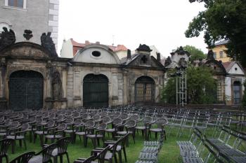 Barokní hrobky na západní straně někdejšího rajského dvora ( © Ivan Grisa 07/2011)