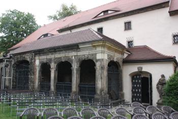 Barokní hrobky na východní straně někdejšího rajského dvora ( © Ivan Grisa 07/2011)