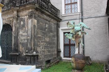 Barokní hrobka a věžní korouhev u západní stěny Hefterovy budovy ( © Ivan Grisa 07/2011)