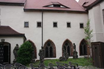 Dvorní průčelí východního křídla ( © Ivan Grisa 07/2011)