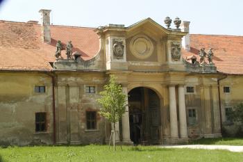 průčelí konírny (© Alena Volná, 6/2008)