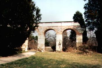 zřícenina římského vodovodu (2003 © Seyček)