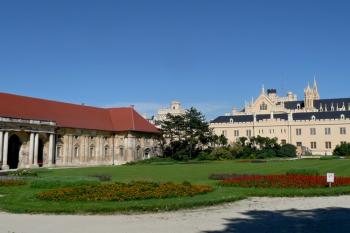 celkový pohled na zámek i s přilehlým hřebčínem od západu ( © Jan P. Štěpánek 07/2010)