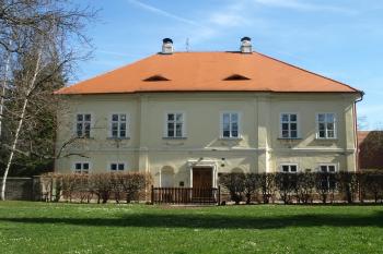 vstupní průčelí z Urbanova náměstí ( © Milan Caha 04/2011)