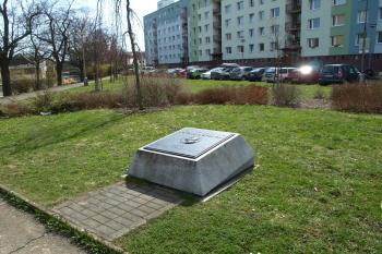 pamětní deska na místě údajného rodného domu ( © Milan Caha 04/2011)