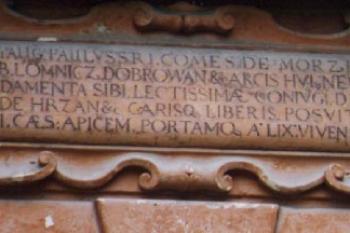 Detail nadpisu nad vchodem (© Vlky, Jirka Čížek)