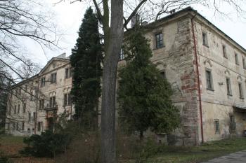 Čelo zámku z boku (© Martin Kabeláč, 03/2009)