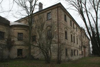 Čelo zámku z boku (© Martin Kabeláč, 03/2009)