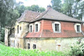 Zámek v Elbančicích ( © Pavel Vítek 06/2011)