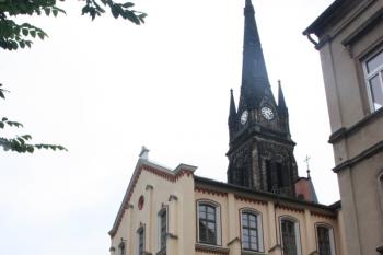 Věž kostela a někdejší stará katolická škola od jihozápadu ( © Ivan Grisa 07/2011)
