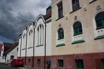 Západní fasáda, vlevo vlastní bazen ( © Ivan Grisa 07/2011)