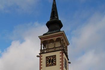 radnice se sochou F. L. Věka od JZ (© Rodochrozit, 12/2011)