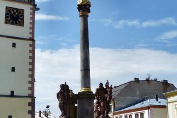 Mariánský sloup z roku 1736 na náměstí ( © František Kinař 05/2017)
