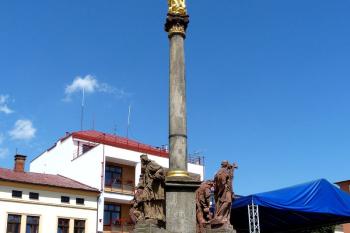 Mariánský sloup z roku 1736 na náměstí ( © František Kinař 05/2017)