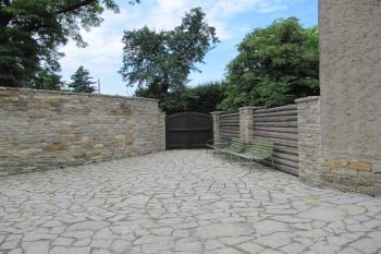 dvoreček – občas se tu pořádají hudební představení (© Rodochrozit, 06/2011)