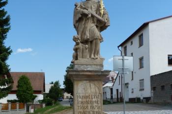 Socha sv. Jana Nepomuckého před domkem (© František Kinař, 08/2014)