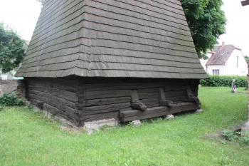 Severozápadní nároží s vyčnívajícími trámy zvonové stolice ( © Ivan Grisa 06/2011)