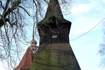 dřevěná zvonice z 15. století ( © František Kinař 05/2017)
