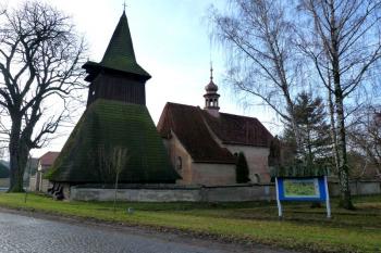 dřevěná zvonice z 15. století ( © František Kinař 05/2017)