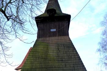 dřevěná zvonice z 15. století ( © František Kinař 05/2017)