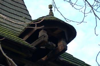 dřevěná zvonice z 15. století ( © František Kinař 05/2017)