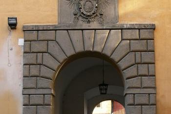 Vstupní brána prvního nádvoří, vnitřní pohled. ( © Petr Turyna 11/2006)