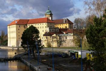 Celkový pohled od východu - přes zdymadlo ( © Petr Turyna 11/2006)