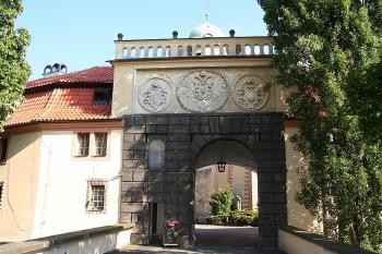 Hlavní portál z náměstí ( © Ivan Grisa 06/2009)